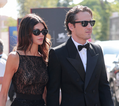 Донька Кроуфорд у мереживі без бра показала цілунки зі своїм на 10 років старшим бойфрендом у Венеції