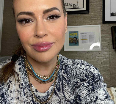 Я вільна: 52-річна Алісса Мілано оголосила про видалення грудних імплантів та показалася в лікарні. Фото