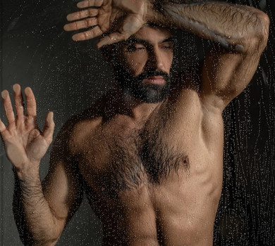 Я вже інший: Козловський у новій версії кліпу Знаєш посвітив м'язами в душі та показав дорослі почуття