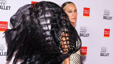 Сара Джессіка Паркер епатувала фешн-подію образом чорного янгола з гігантськими крилами. Фото