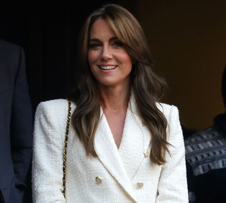 Білий VS червоний: Міддлтон вигуляла улюблений блейзер за $99, який має у кількох кольорах