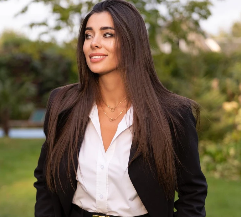 Можу зустрічатися з твоїм батьком: Неплях у тугій сукні випнула декольте та ефектно продефілювала. ВІДЕО