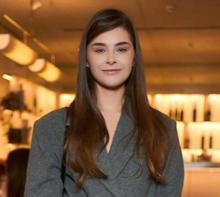 Тримати рівно спину, посміхатися і думати: дружина Остапчука попозувала у спідничці та подарунку від нього