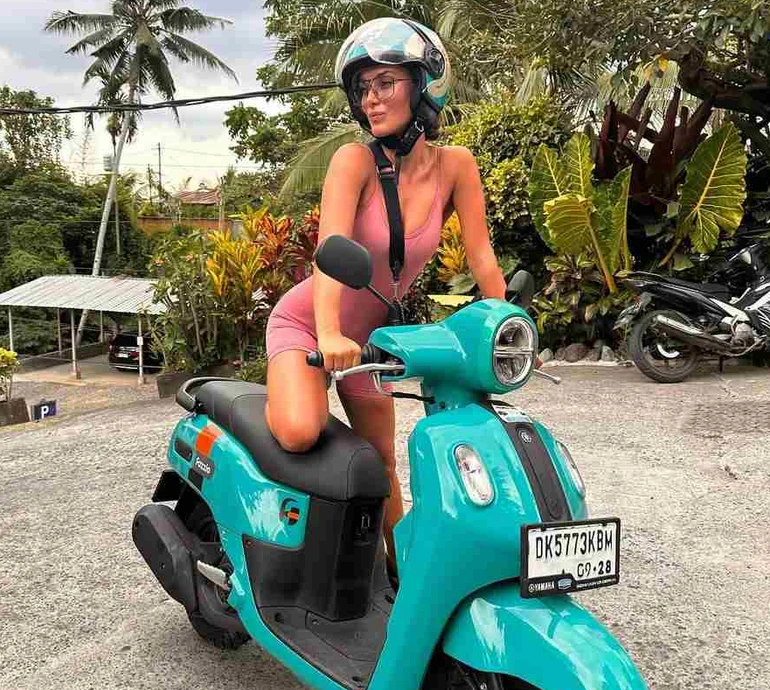 Й*бнулись зі скутера та заробили цистит: Мішина показала свої нетривіальні пригоди з подружкою на Балі