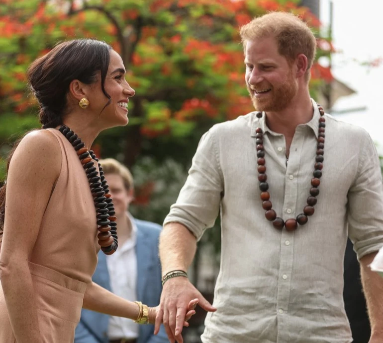 Принц Гаррі й Меган Маркл у персиковому максі засвітилися в Нігерії та отримали по намисту