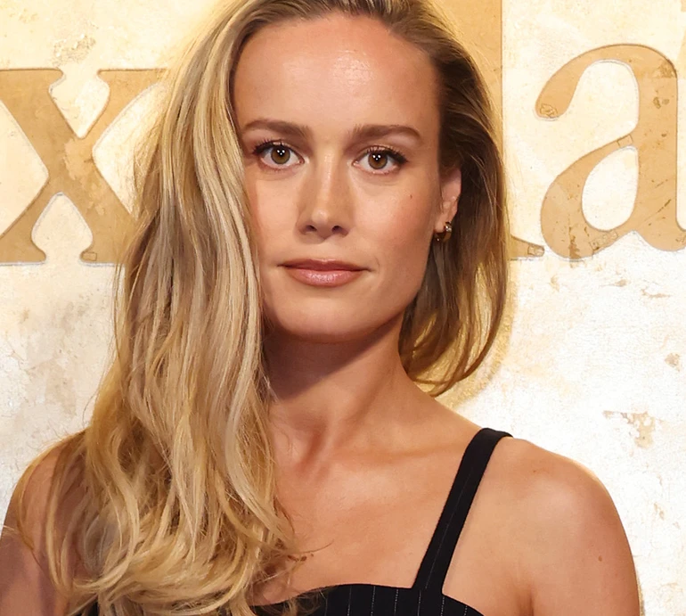 Брі Ларсон на моді у Венеції зачарувала ніжками у мінішортах. Фото