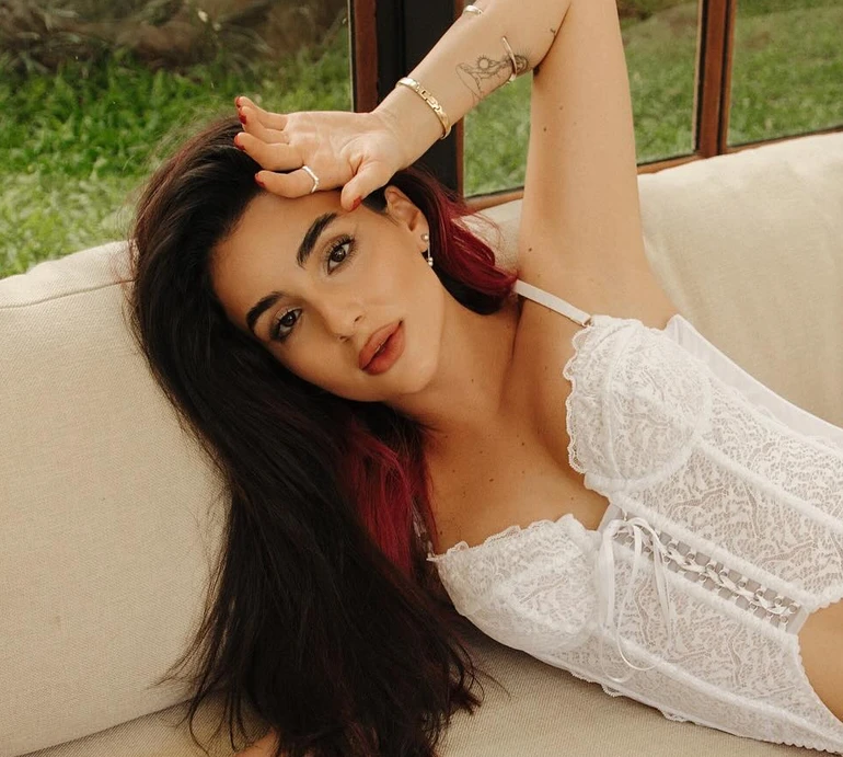 Трінчер помилувалася собою у леопардовому спідньому та пояснила, чому не планує будувати стосунки