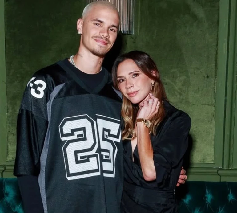 Бекхем у сукні з декольте та сітчастим подолом посвітила стрункими ніжками на 23-річчі сина