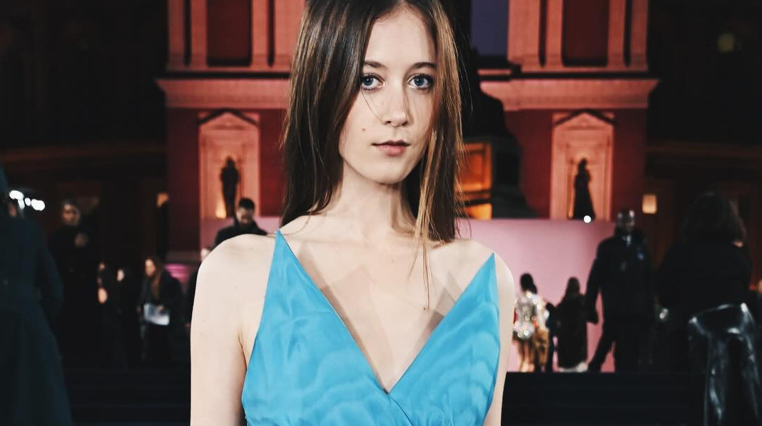 Дочка Кідман у короткій шкірянці та штанях карго посвітила голою талією на показі Dior у Парижі