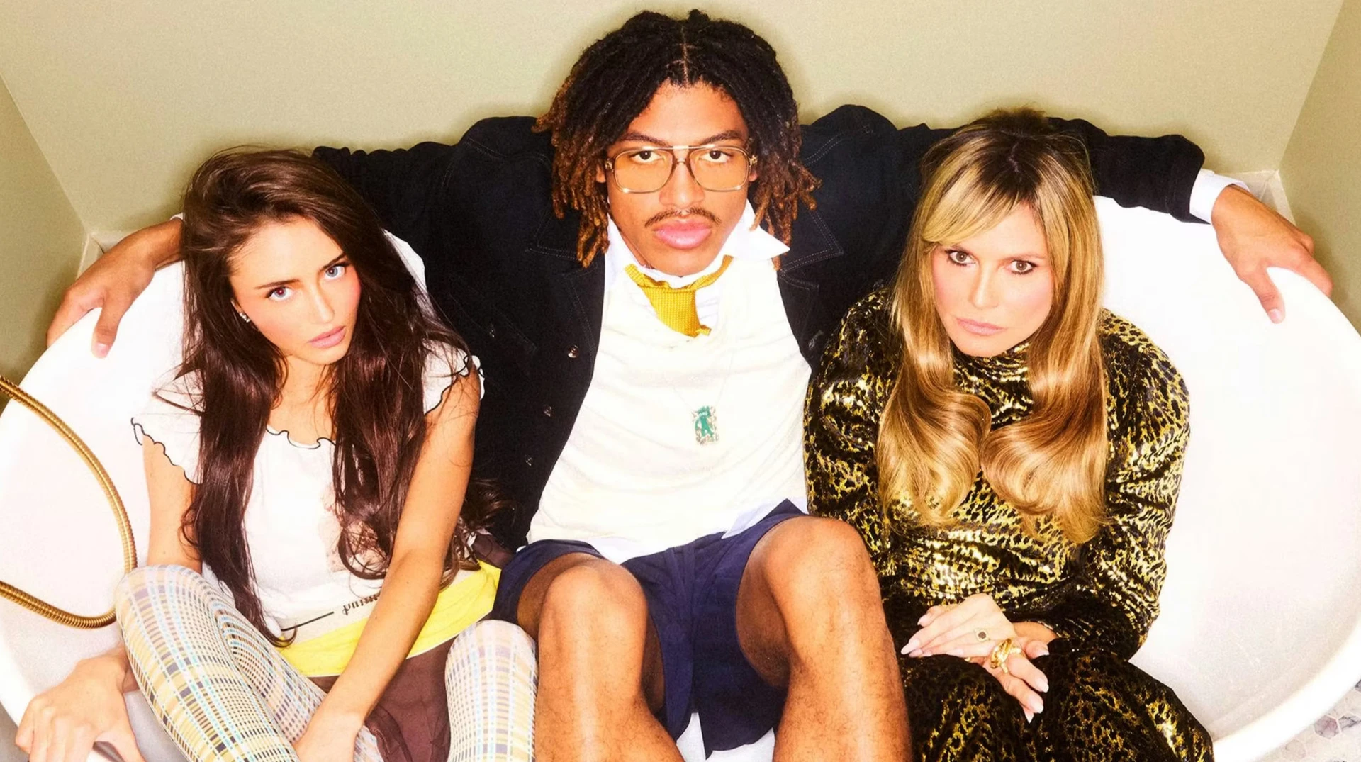 Вперше на обкладинці разом: Клум зі старшими дітьми наробила кумедних глянцевих фото в яскравому інтер'єрі