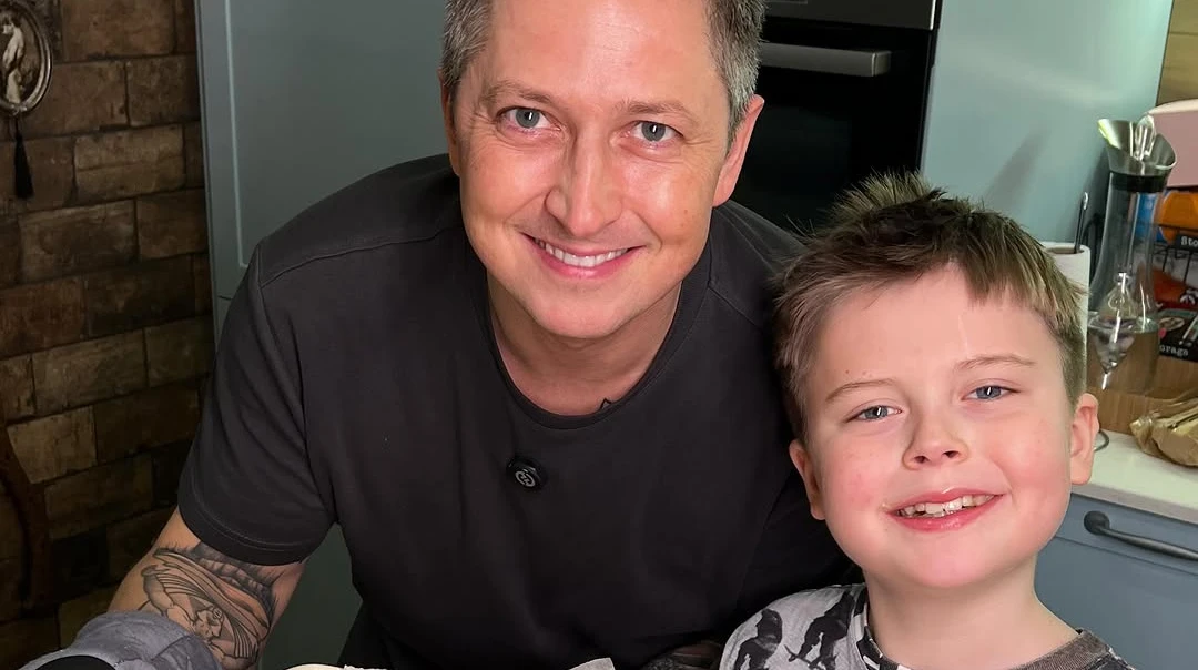 Педан із 9-річним сином показали, як приготувати ніжний запечений сир брі