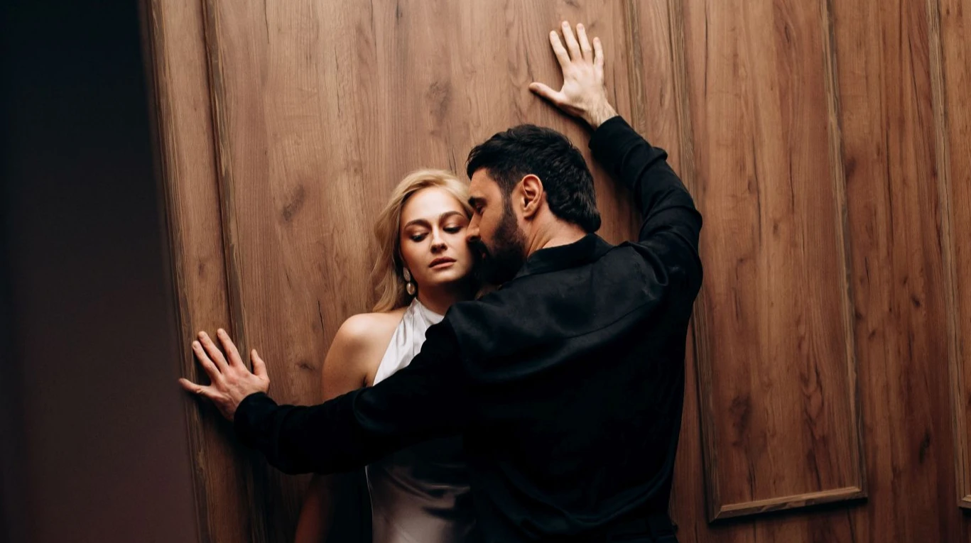 Козловський і Цимбалару у кліпі на українську версію хіта 2004 року показали пристрасть у ліфті та під дощем. Відео