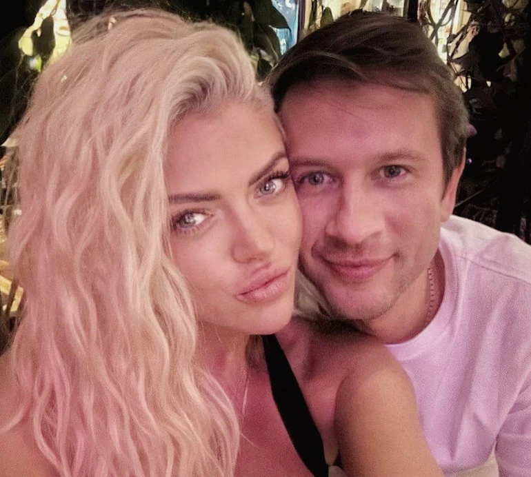 Усміхнений Ступка із коханою попозували на тлі ялинки для святкового ФОТО