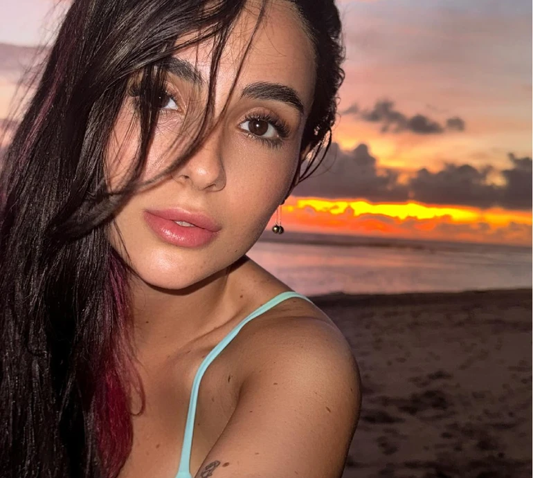 Трінчер у тоненькому бікіні похвалилася фігурою на тлі вечірнього океану