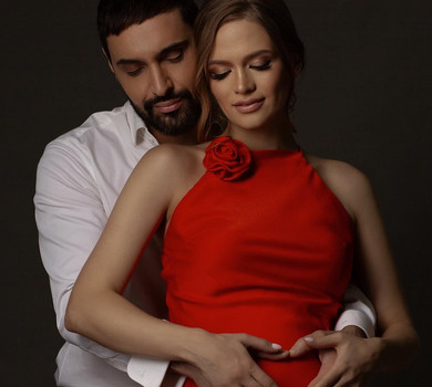 Моя: Козловський поділився вагітним фотосетом із дружиною в вечірніх сукнях