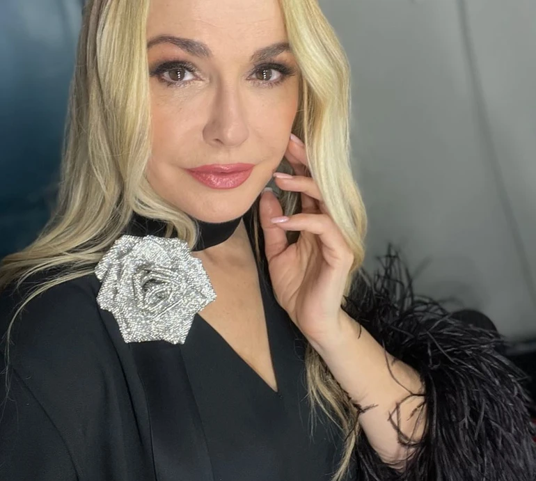 Завжди знайдемо вихід: Сумська поділилася лайфхаком, як спати в сидячому вагоні потяга. Фото