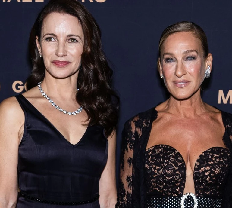 Паркер у мереживі з декольте, срібно-сіра Ніксон та Девіс у плісе з'явилися разом на благодійному івенті. Фото