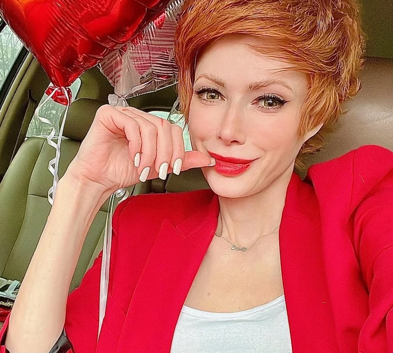 Лебідь у яскравому бікіні розтрусила олів'є на тлі засніжених краєвидів під пісню Гіги