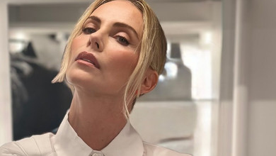 Шарліз Терон у сукні-сорочці оголила стрункі ноги та показалася з Умою Турман. Фото