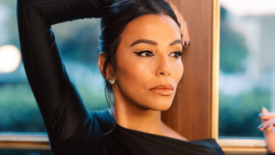 Лонгорія в обтислому максі від найкращої подружки попозувала у вишуканому інтер'єрі. Фото