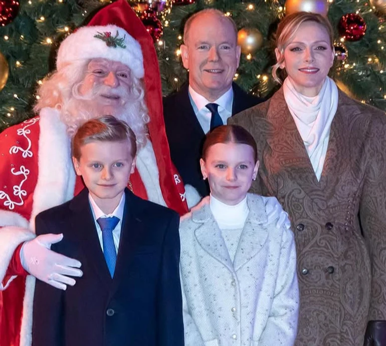 Княгиня Монако в пальті за $5 тисяч з 10-річною дочкою у Dior запалила новорічну ялинку у Монте-Карло