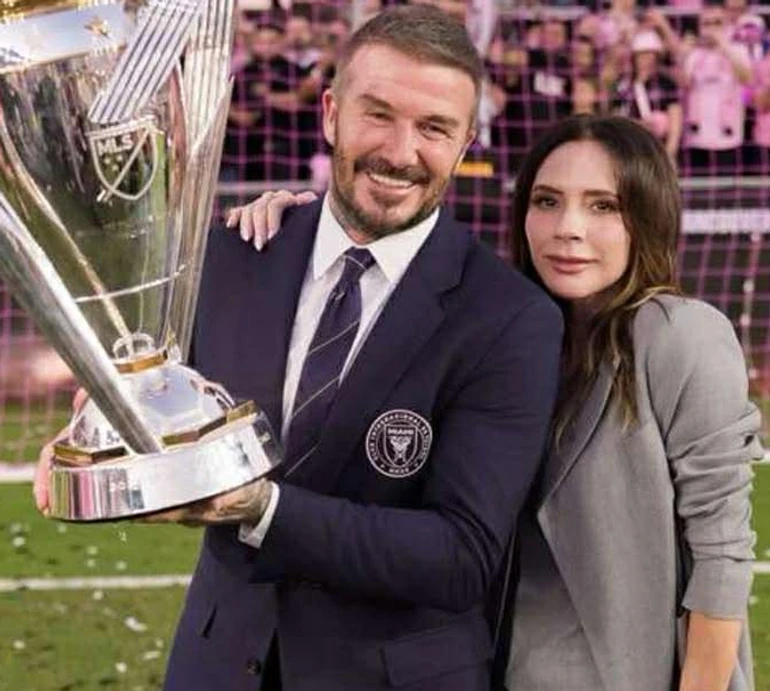 Найпалкіша фанатка: 14-річна Харпер Бекхем зворушила обіймашками з татом, коли сім'я вітала його з новим кубком