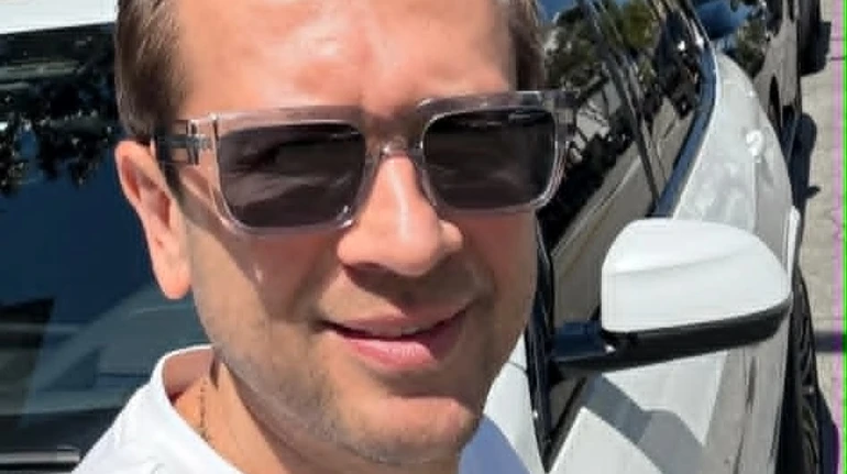 Все переживемо: Ступка ніжним цілунком привітав кохану з триріччям стосунків