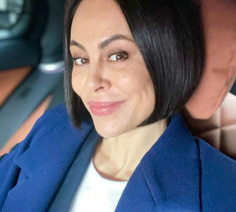 Ексдружина Кличка підставила тіло сонцю та висолопила язика на тлі пальм. ФОТО