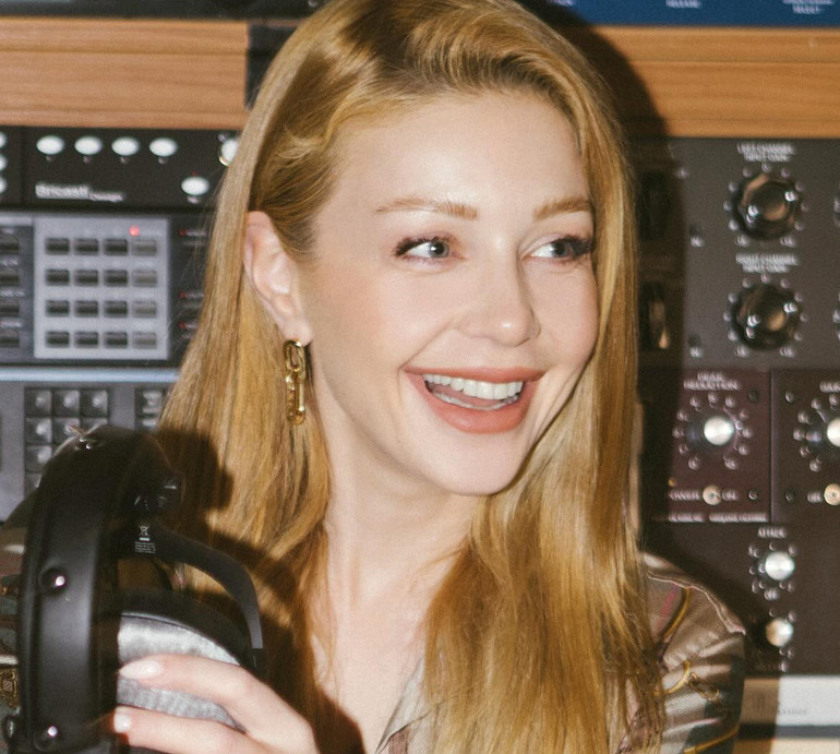 Кароль на дивані театрально задерла голі ніжки в мереживному міні. ФОТО