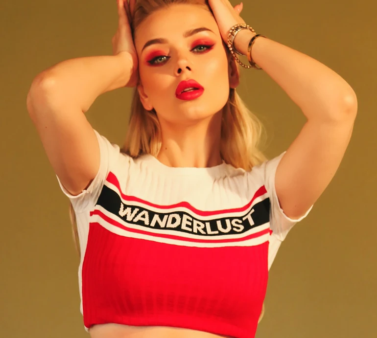 Гросу у новому кліпі пообіймалася з хлопцем коло ялинки та на тлі вечірнього Чикаго