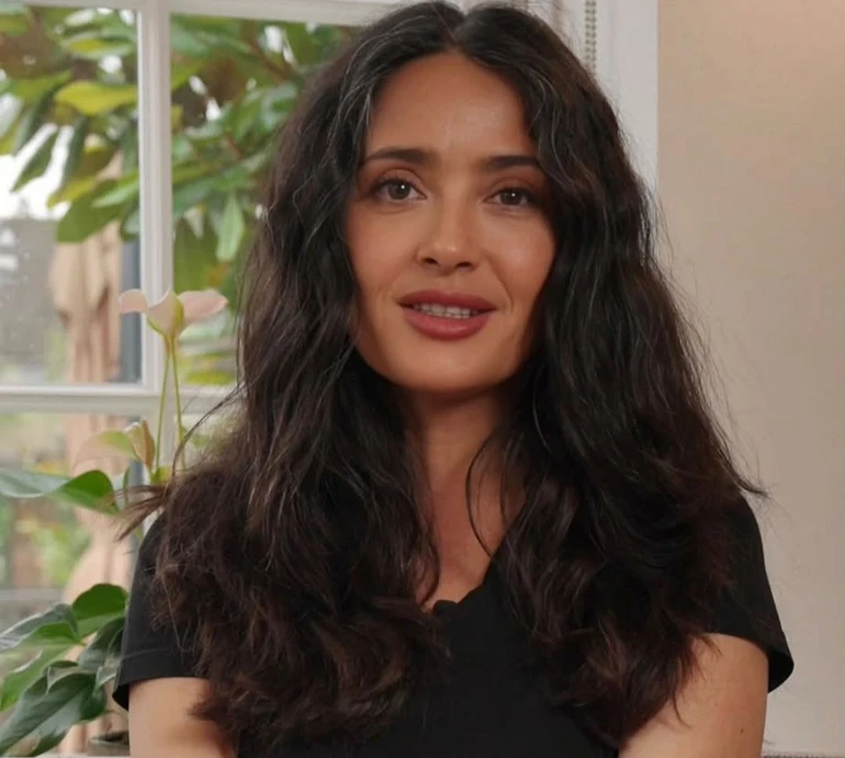 Хаєк вразила позою, в якій намагається збагнути, як влаштований світ. Фото