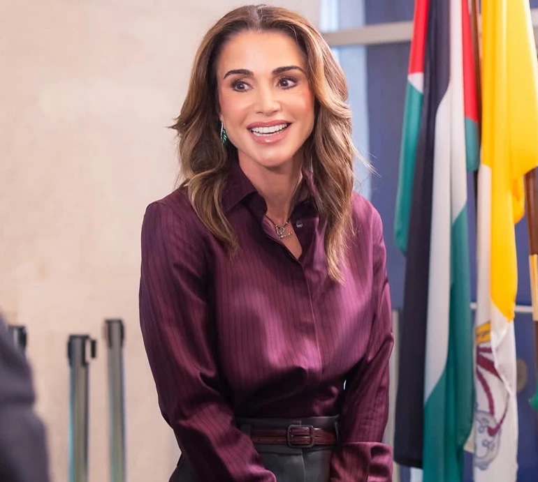 Бурякова блузка з акцентом та люксова сумка в тон: королева Ранія в діловому луці виступила в штаб-квартирі ООН. Фото