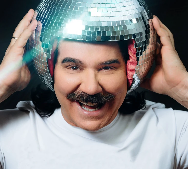 Зібров із дискоболом на голові презентував запальний саундтрек осені. Відео