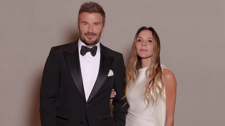 Стильні Бекхеми: Девід у смокінгу і Вікторія в шовковому максі грайливо попозували на Time 100. Фото