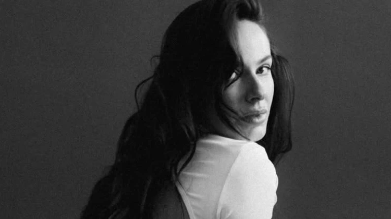 Бути жінкою - великий дар: Горняк у сукні з оголеною спиною повигиналася на підлозі для чуттєвих фото