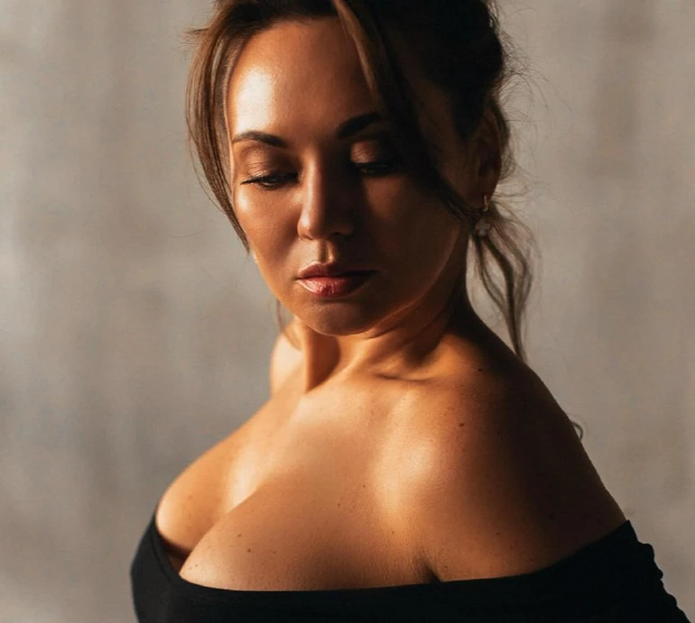 Саліванчук у боді випнула груди і оголила стегна для сексі-ФОТО