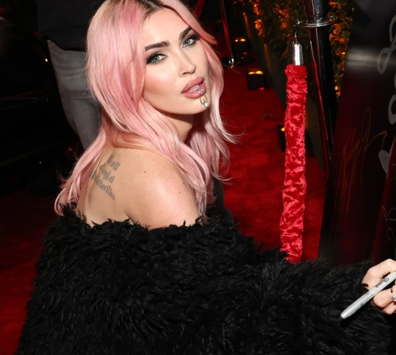 Більше не рожевокоса: Меган Фокс кардинально змінила імідж. Фото