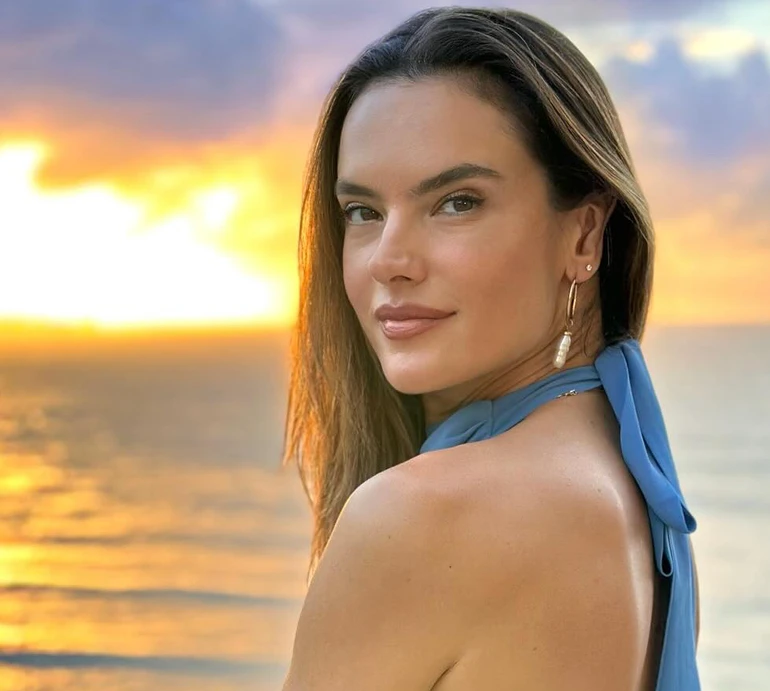 Топлес і в стрінгах: 42-річна Амброзіо підставила сонцю розкішне тіло