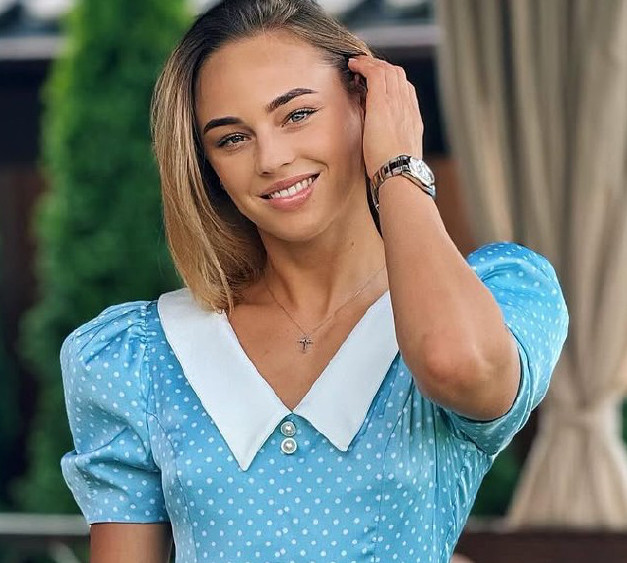 Час розквітати: Білодід у блакитному міні в цяточку пораділа весні