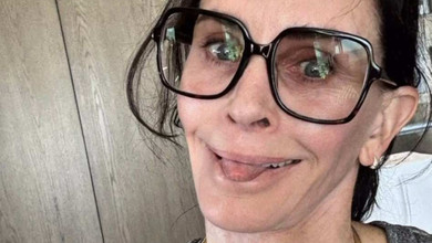 Із алергією, прищем і фарбою на волоссі: Кортні Кокс насмішила підписників своїми безглуздими селфі