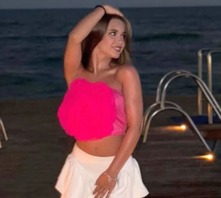 12-річна донька Ребрик у романтичних рюшах похвалилася пляжними фото з Туреччини