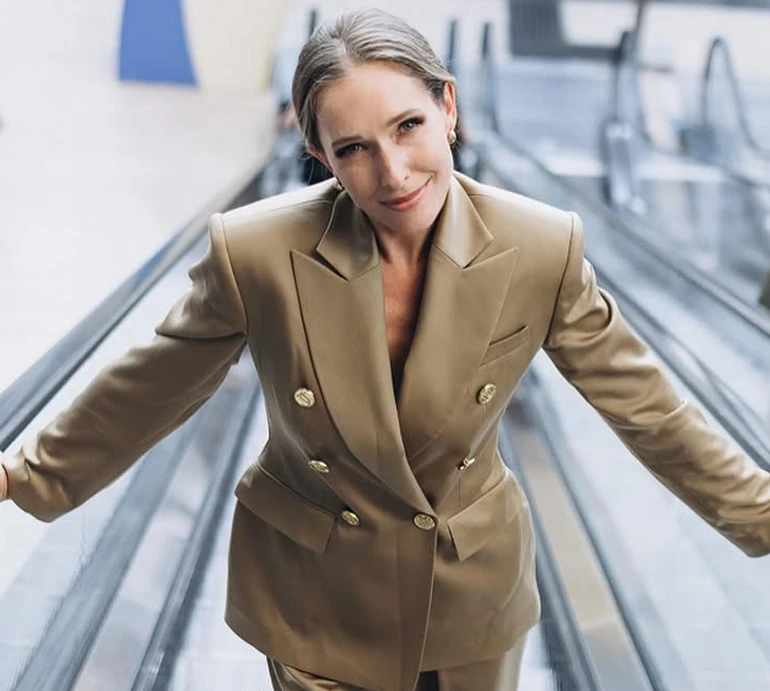 Передам своїм онучкам: Осадча провела тур гардеробною та показала особливі луки. Відео