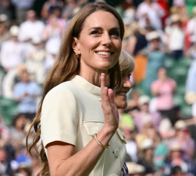 Міддлтон у блузі з рюшами та з оновленим кольором волосся підтримала жіночу команду з регбі