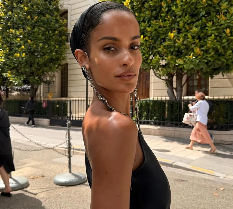 Кохана Касселя покрасувалася на ліжку в спідньому та подякувала сину за найкращу версію себе. Фото