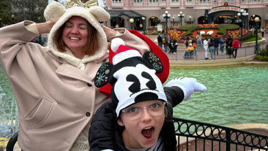 Відчуття дитинства: Цибульська з сином розважилася у паризькому Діснейленді. Фото