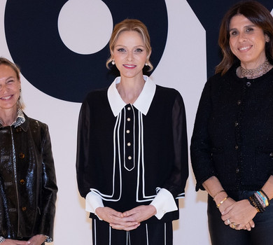 Княгиня Шарлін у стильному монохромі з контрастною окантовкою навідалася на ювелірний ярмарок. Фото