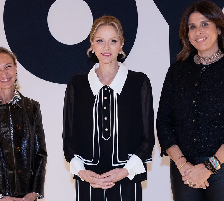 Княгиня Шарлін у стильному монохромі з контрастною окантовкою навідалася на ювелірний ярмарок. Фото