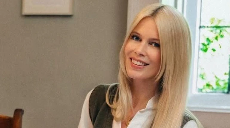 Донька Клаудії Шиффер у купальнику та парео похизувалася апетитними формами перед дзеркалом