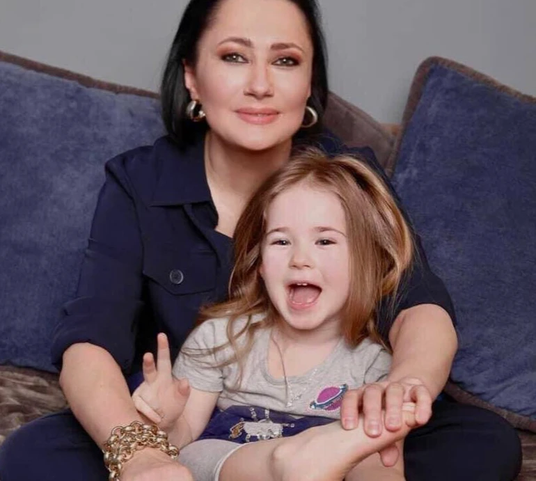 Героїчна Свонк, хіппі-леді Хаєк та Фролова без набряків: зірки, які стали мамами після 40