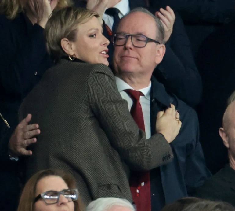 Азартна парочка: князя та княгиню Монако підловили за палкими обіймами на публіці. ФОТО